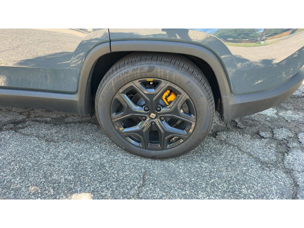 2026 Rivian R1S view 7