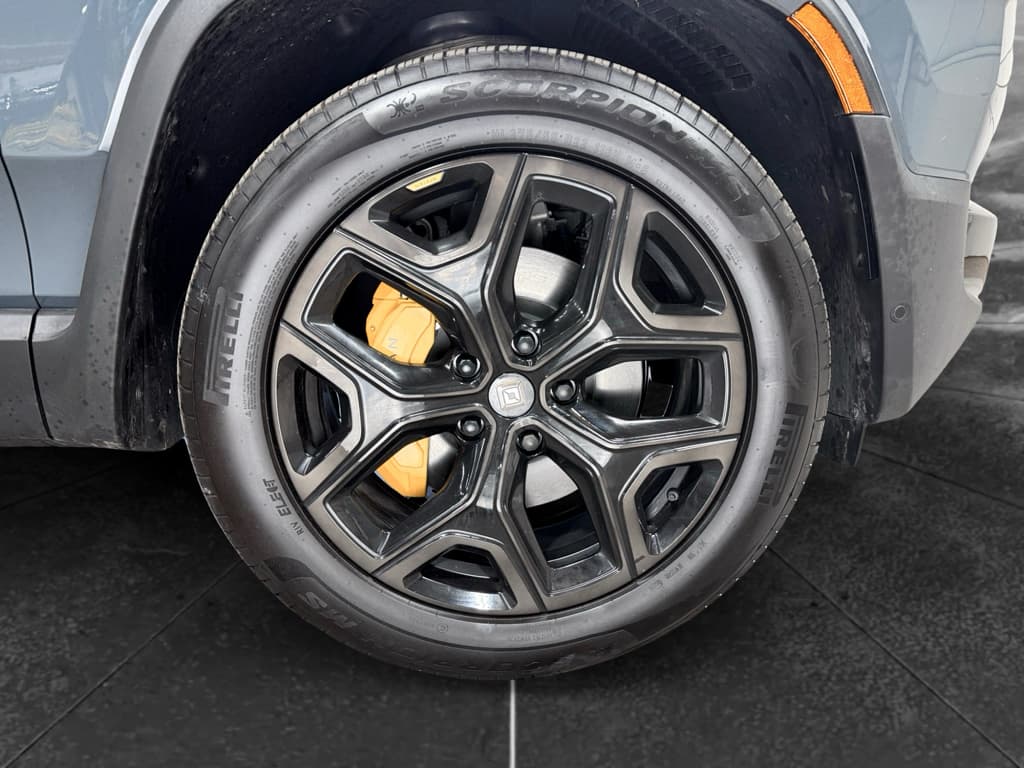 2026 Rivian R1S view 38