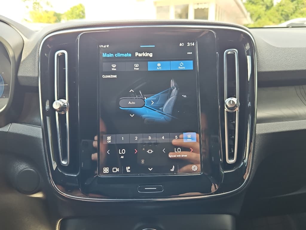 2023 Volvo XC40 view 14