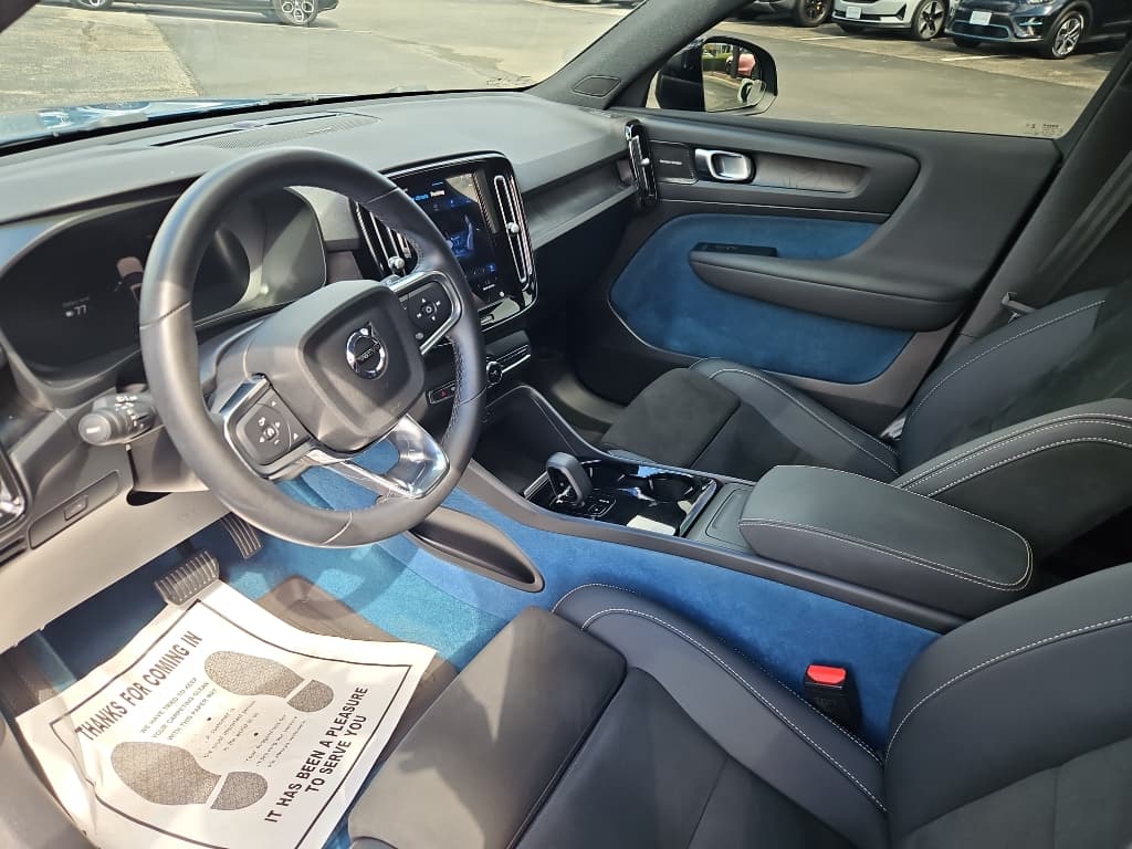 2023 Volvo XC40 view 17