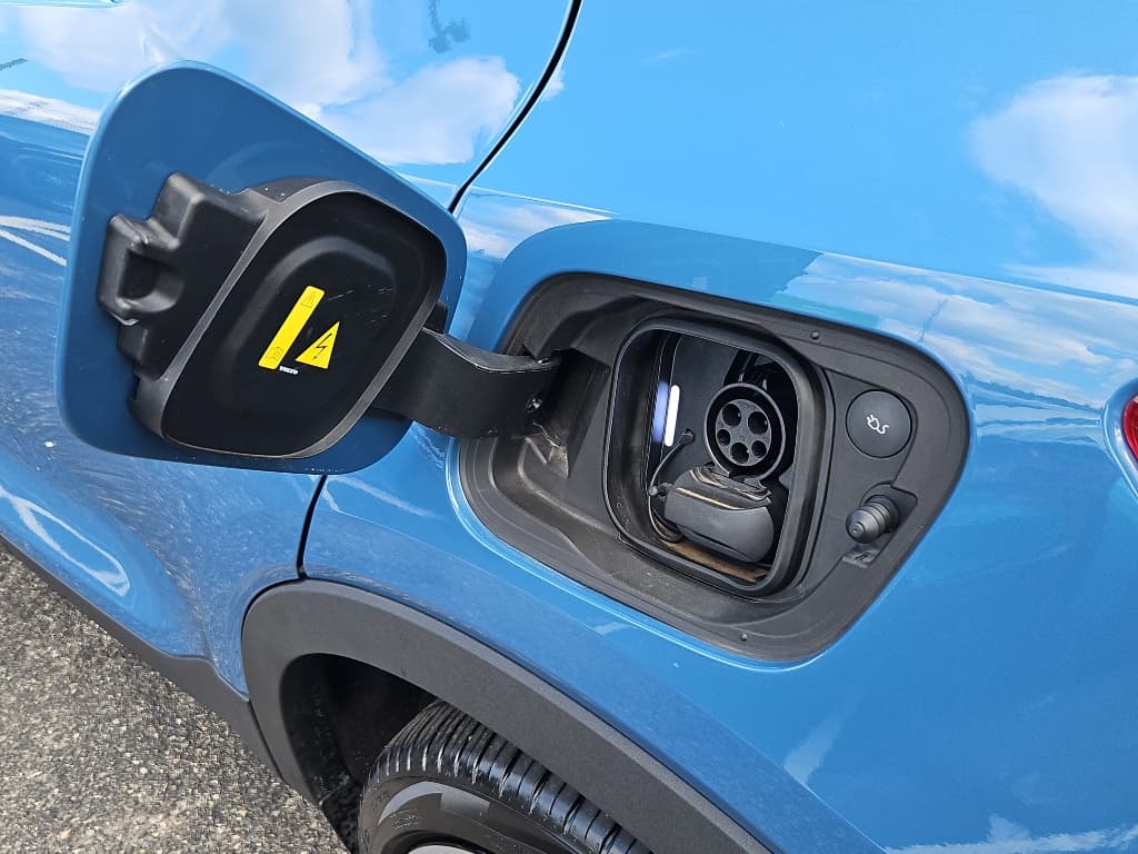 2023 Volvo XC40 view 5
