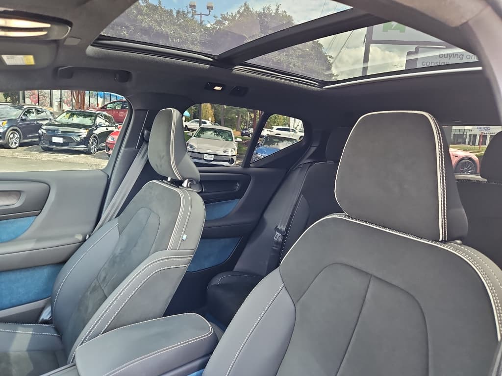 2023 Volvo XC40 view 22