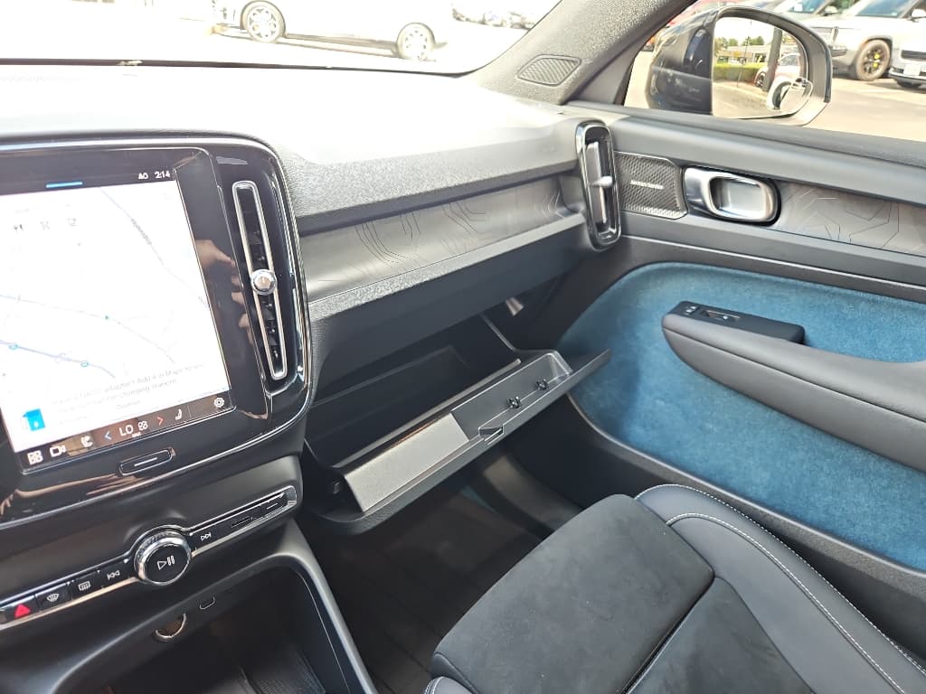 2023 Volvo XC40 view 19