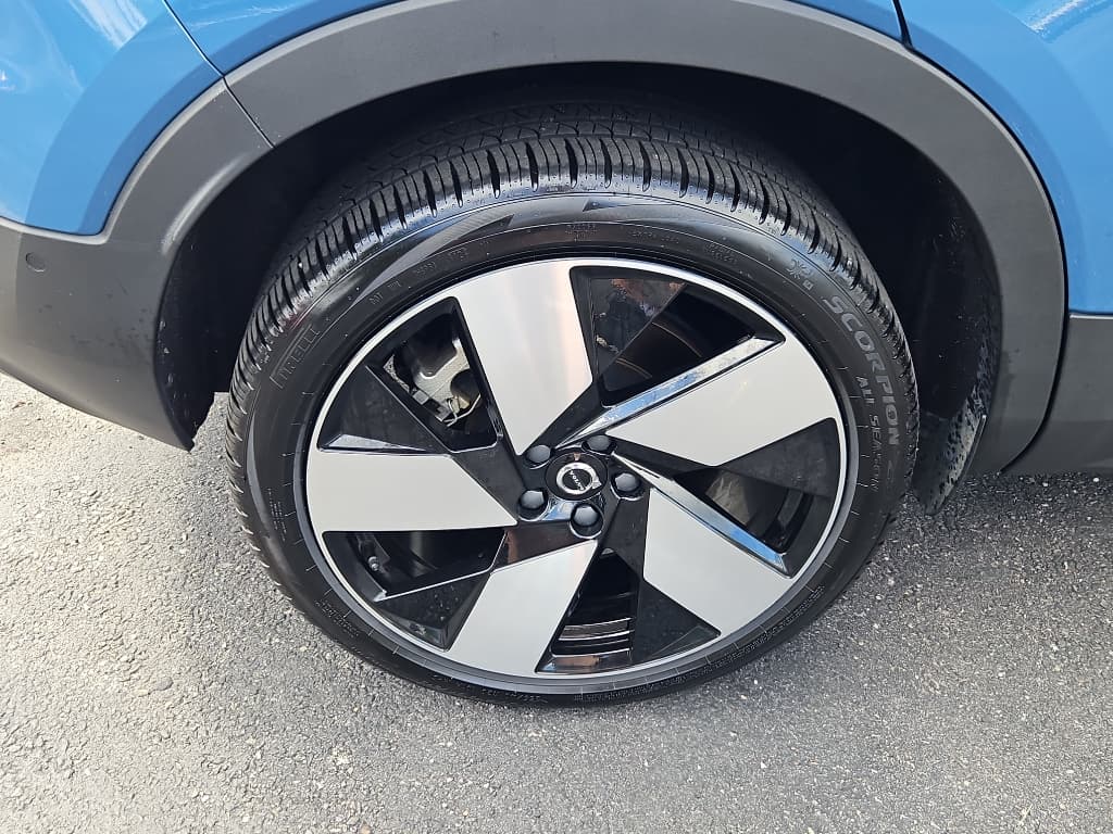 2023 Volvo XC40 view 29