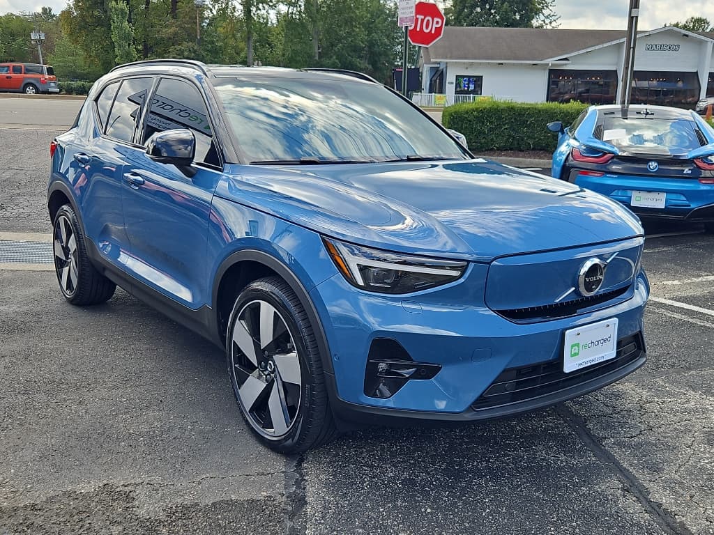 2023 Volvo XC40 view 4