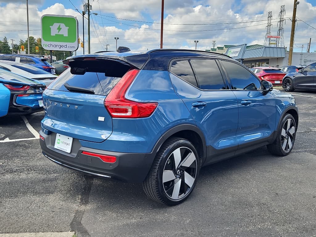 2023 Volvo XC40 view 3