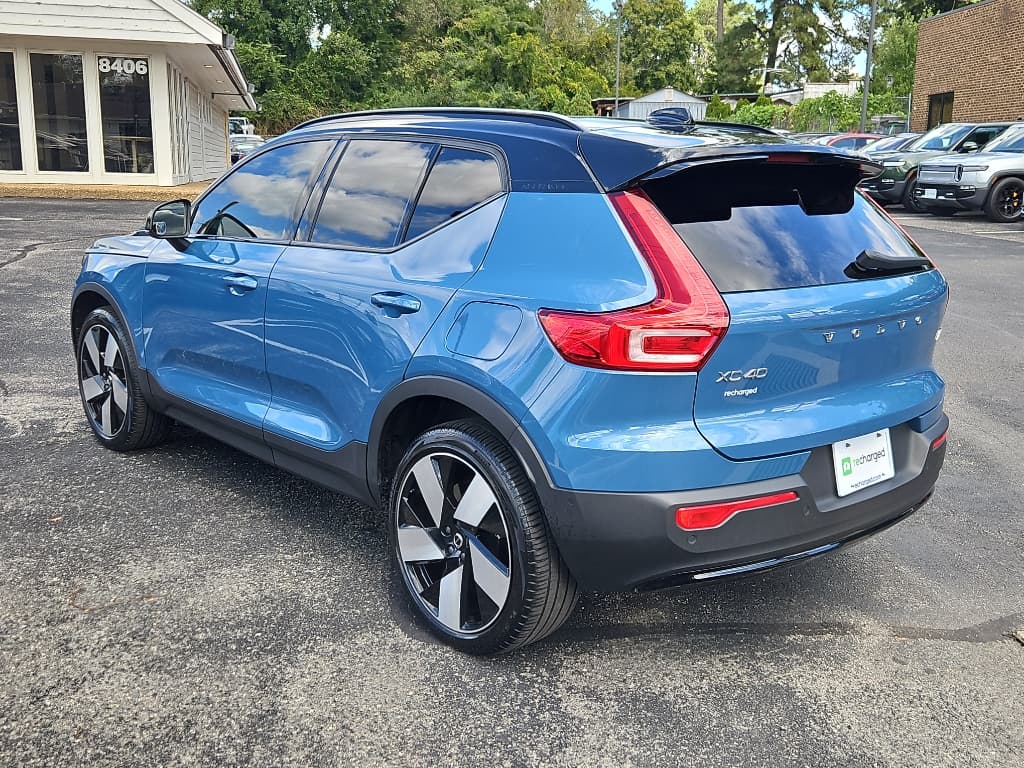 2023 Volvo XC40 view 2