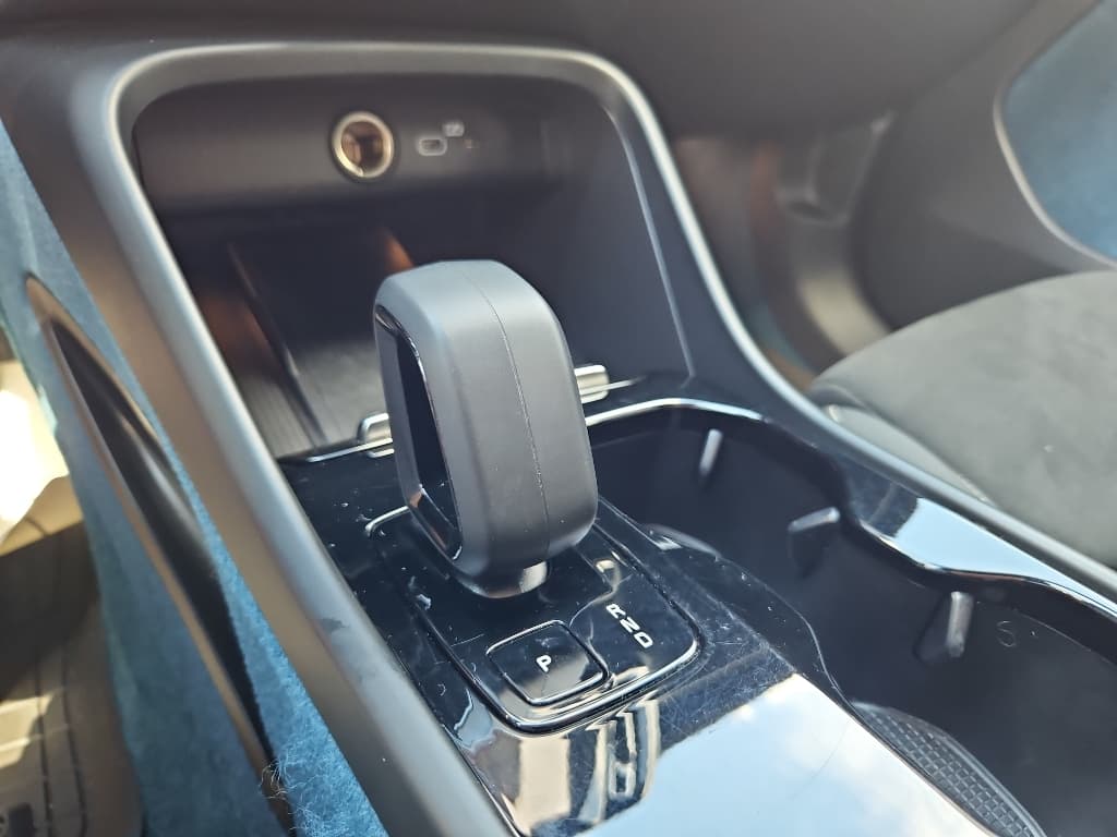 2023 Volvo XC40 view 18