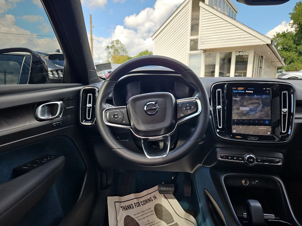 2023 Volvo XC40 view 8