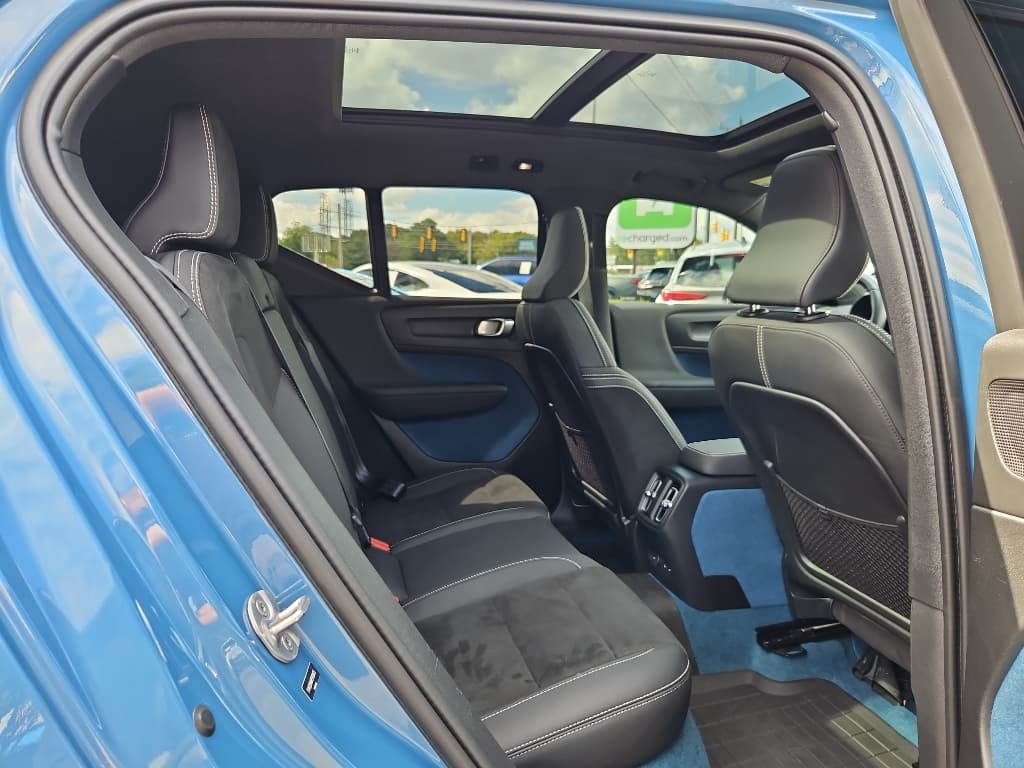 2023 Volvo XC40 view 21