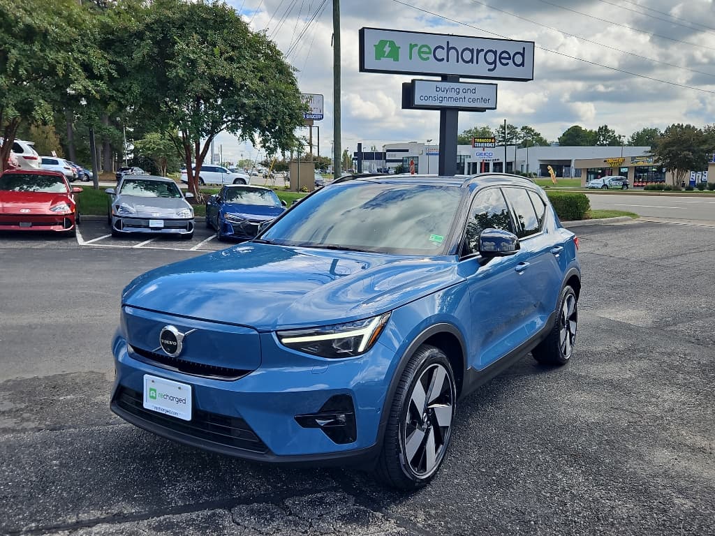 2023 Volvo XC40 view 1