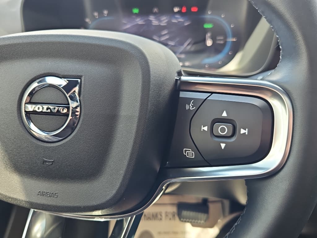 2023 Volvo XC40 view 11