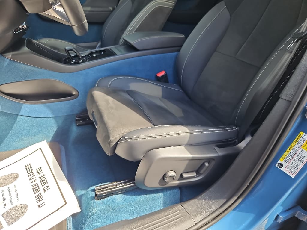 2023 Volvo XC40 view 7