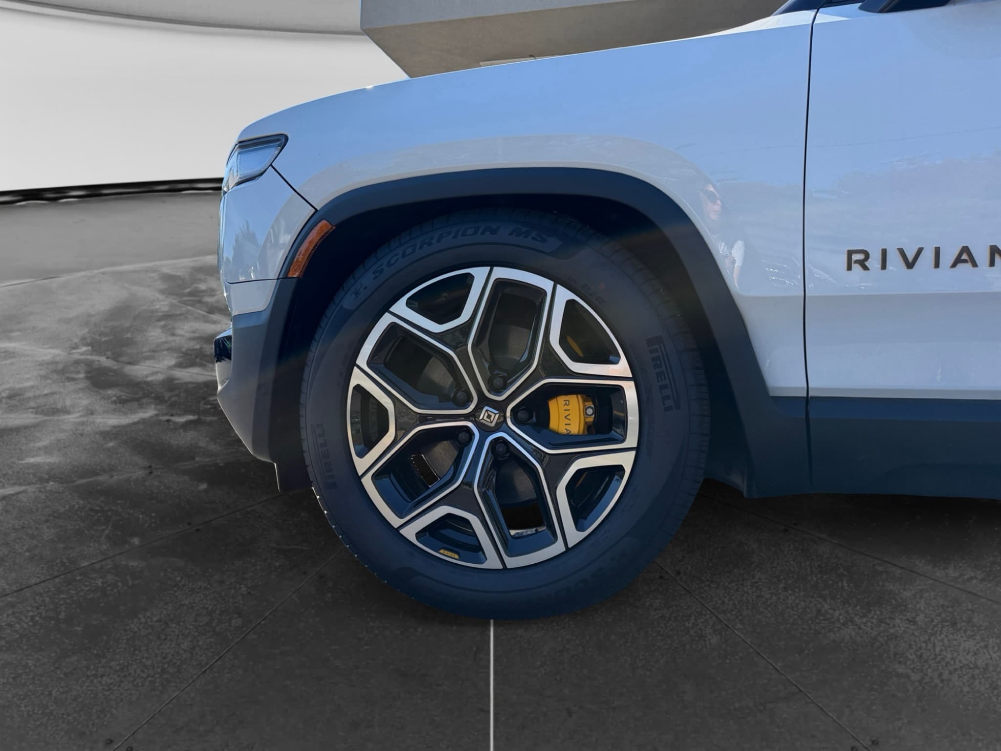 2026 Rivian R1S view 32