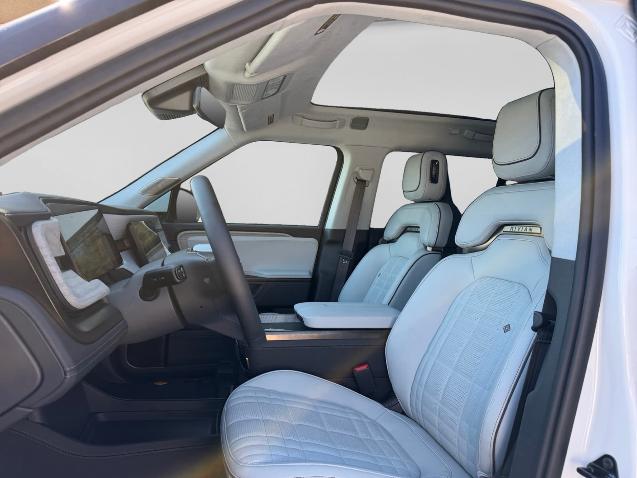 2026 Rivian R1S view 17