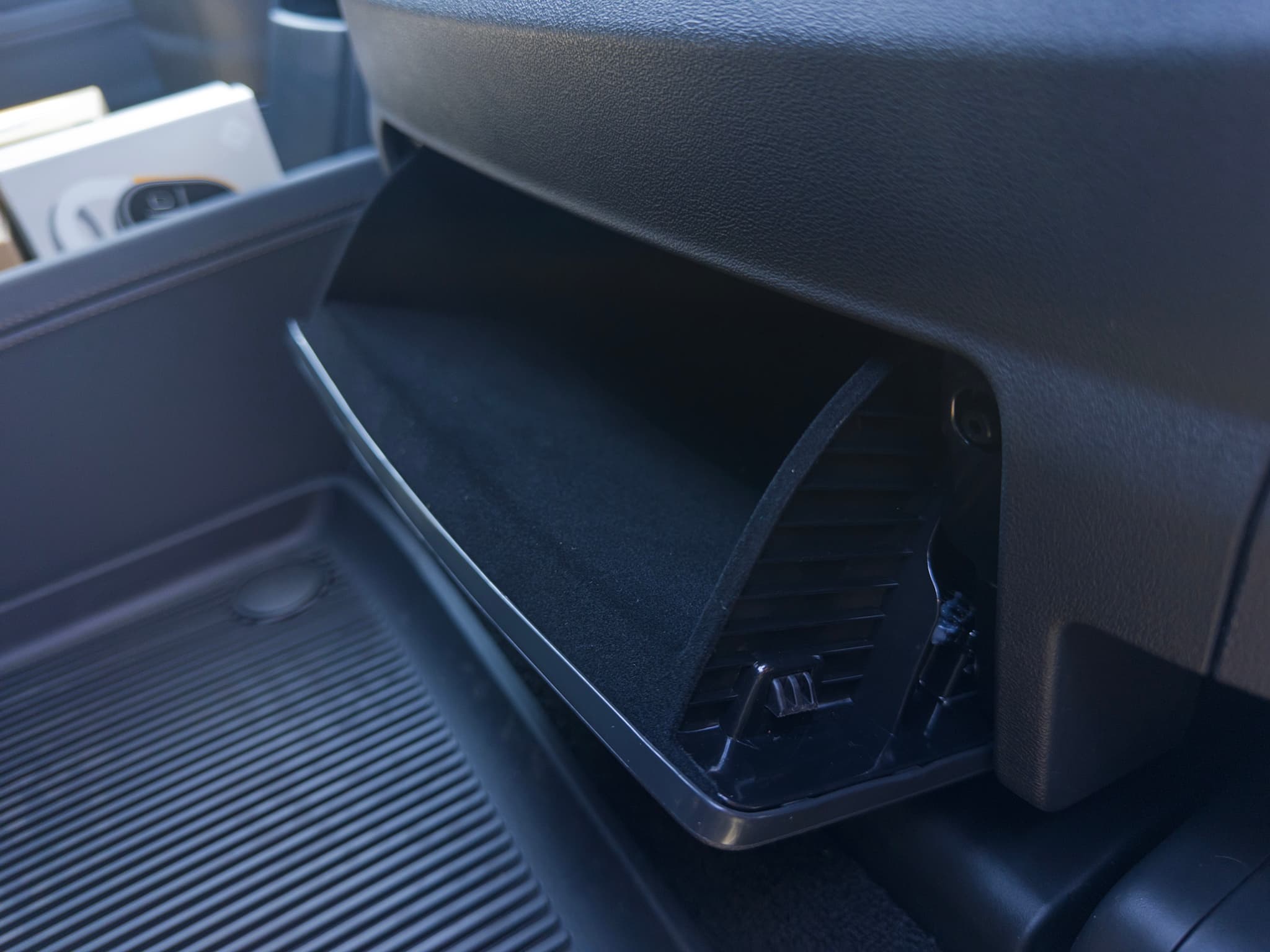 2026 Rivian R1S view 20