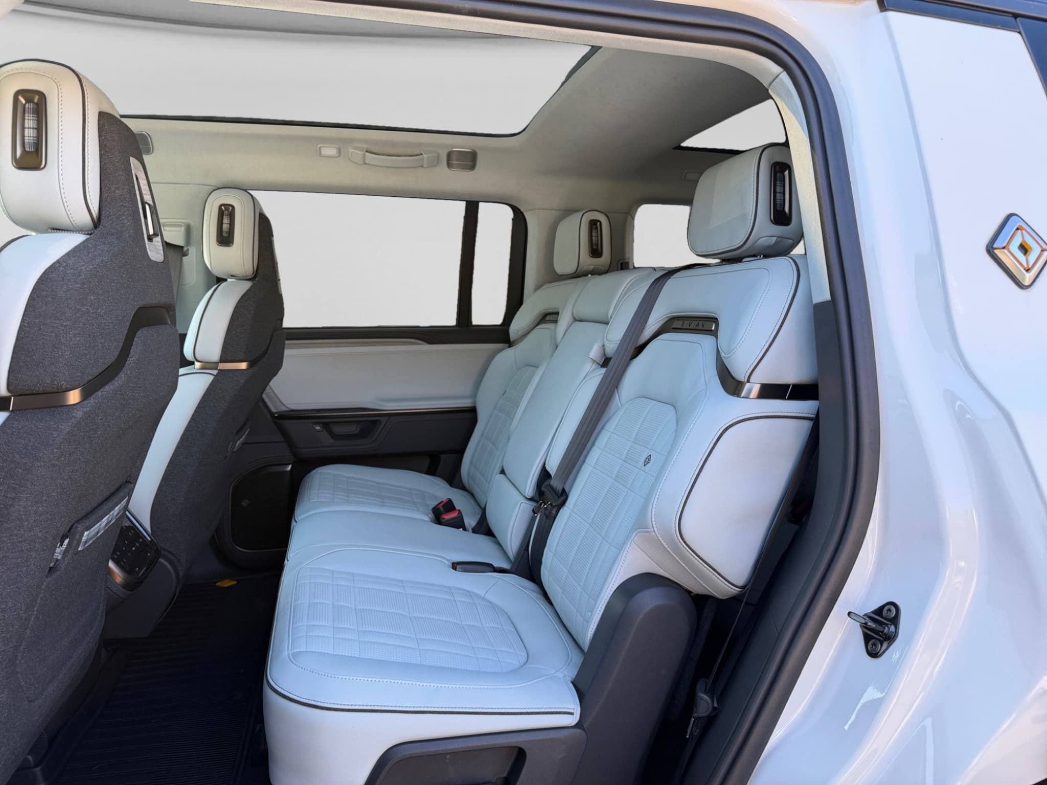 2026 Rivian R1S view 21