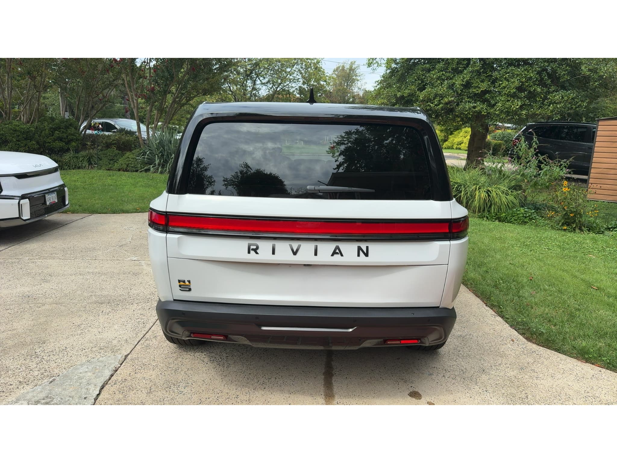 2026 Rivian R1S view 4