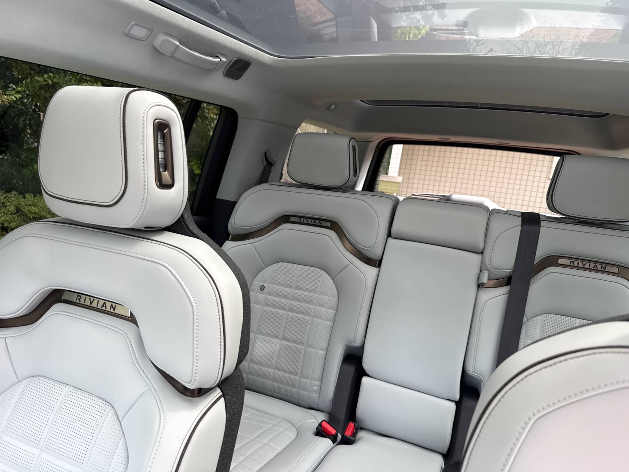 2026 Rivian R1S view 6