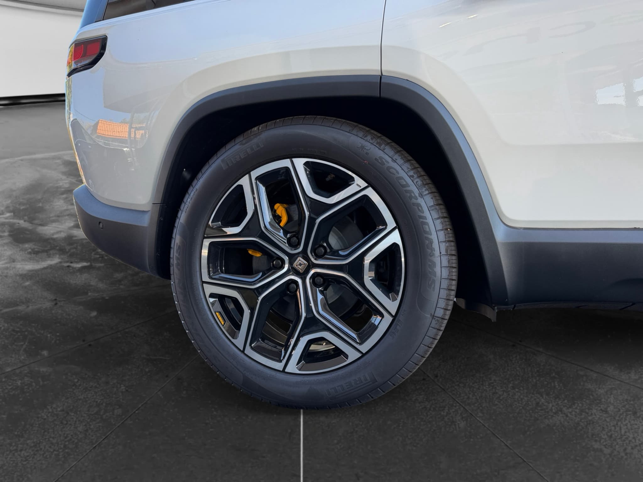 2026 Rivian R1S view 38