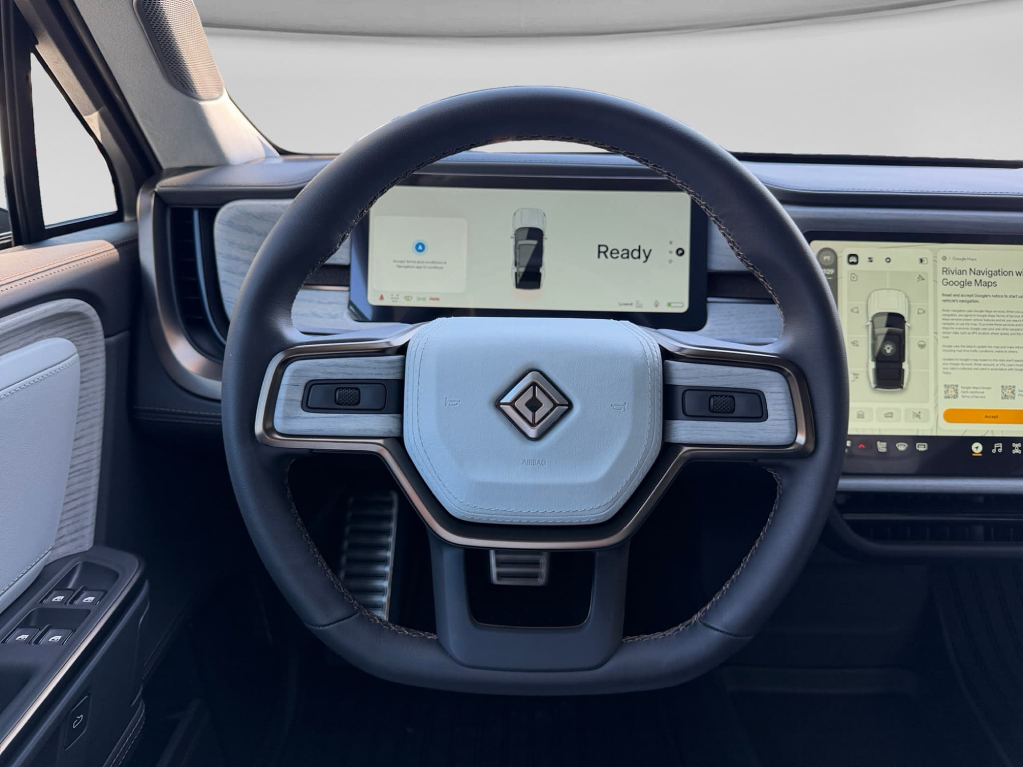 2026 Rivian R1S view 8