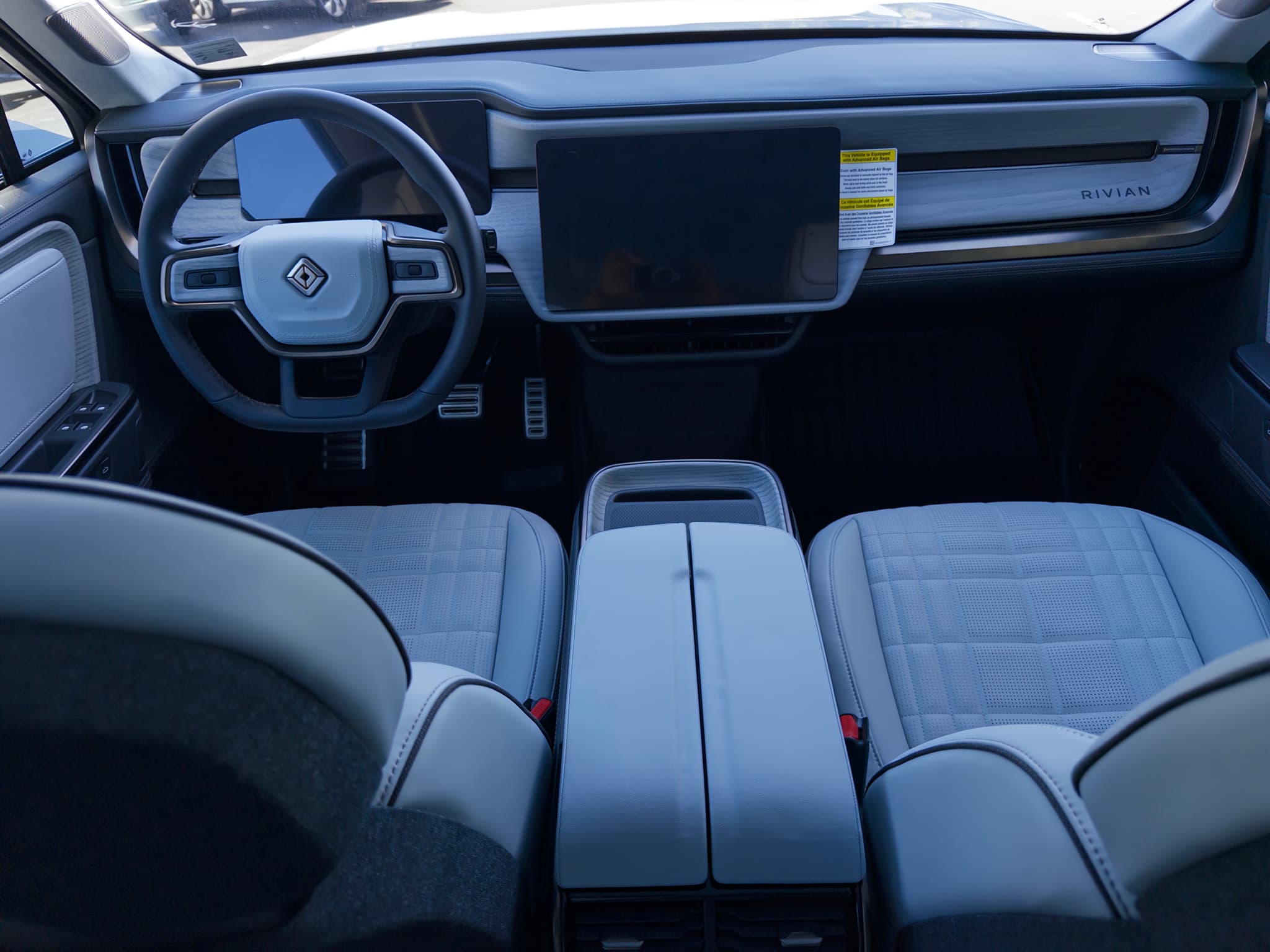 2026 Rivian R1S view 19