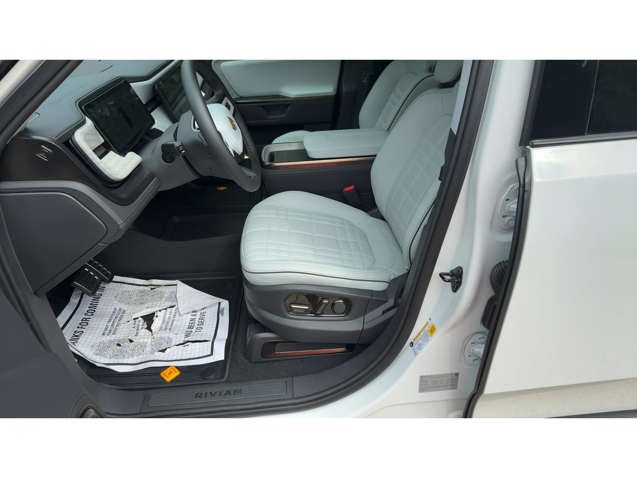 2026 Rivian R1S view 5