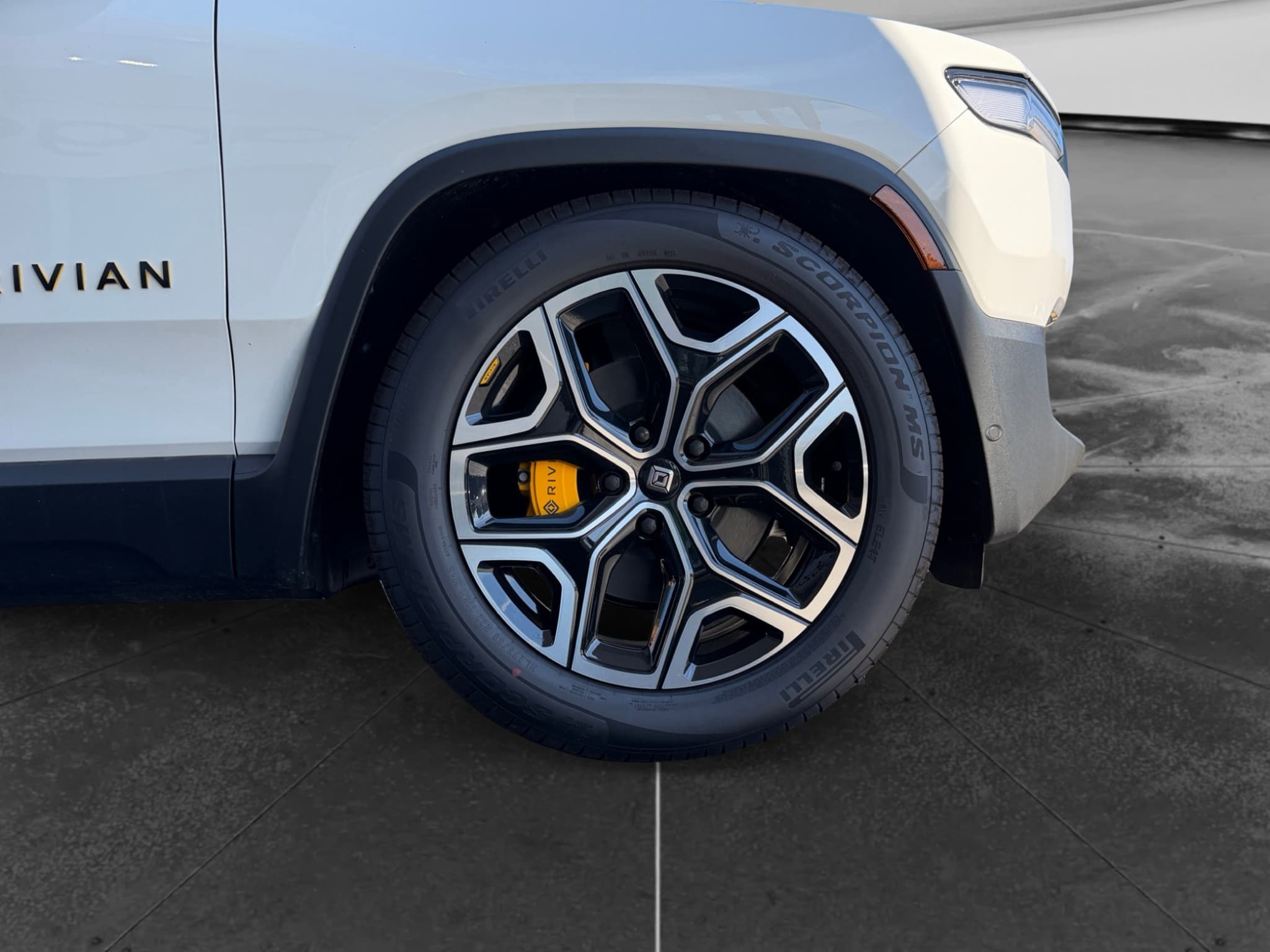 2026 Rivian R1S view 36