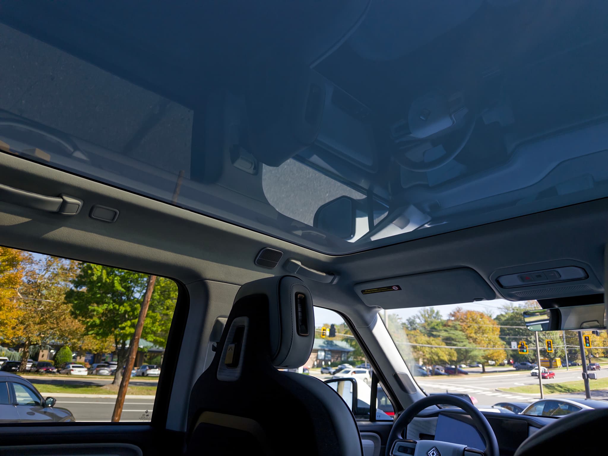 2026 Rivian R1S view 25