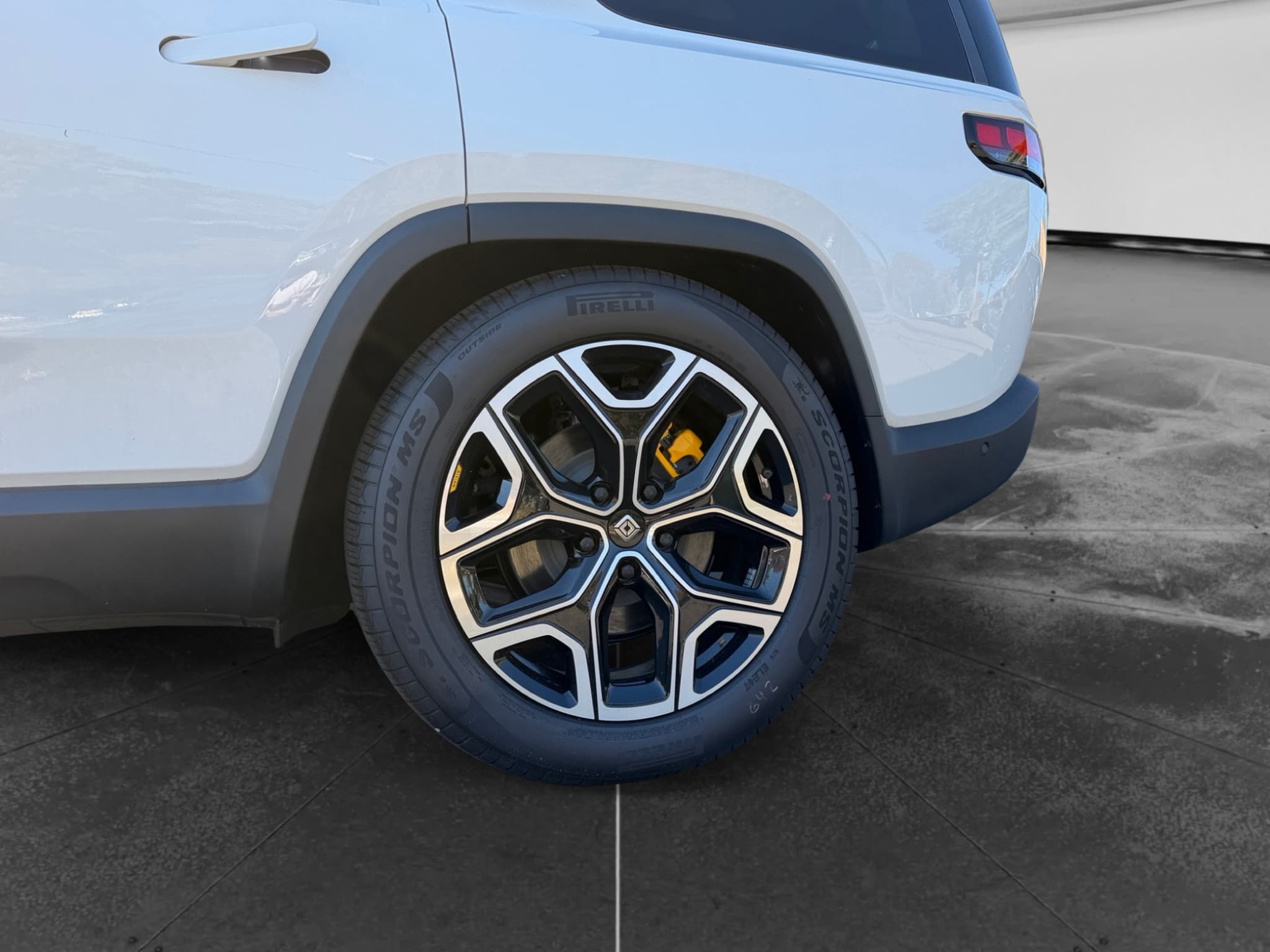 2026 Rivian R1S view 34