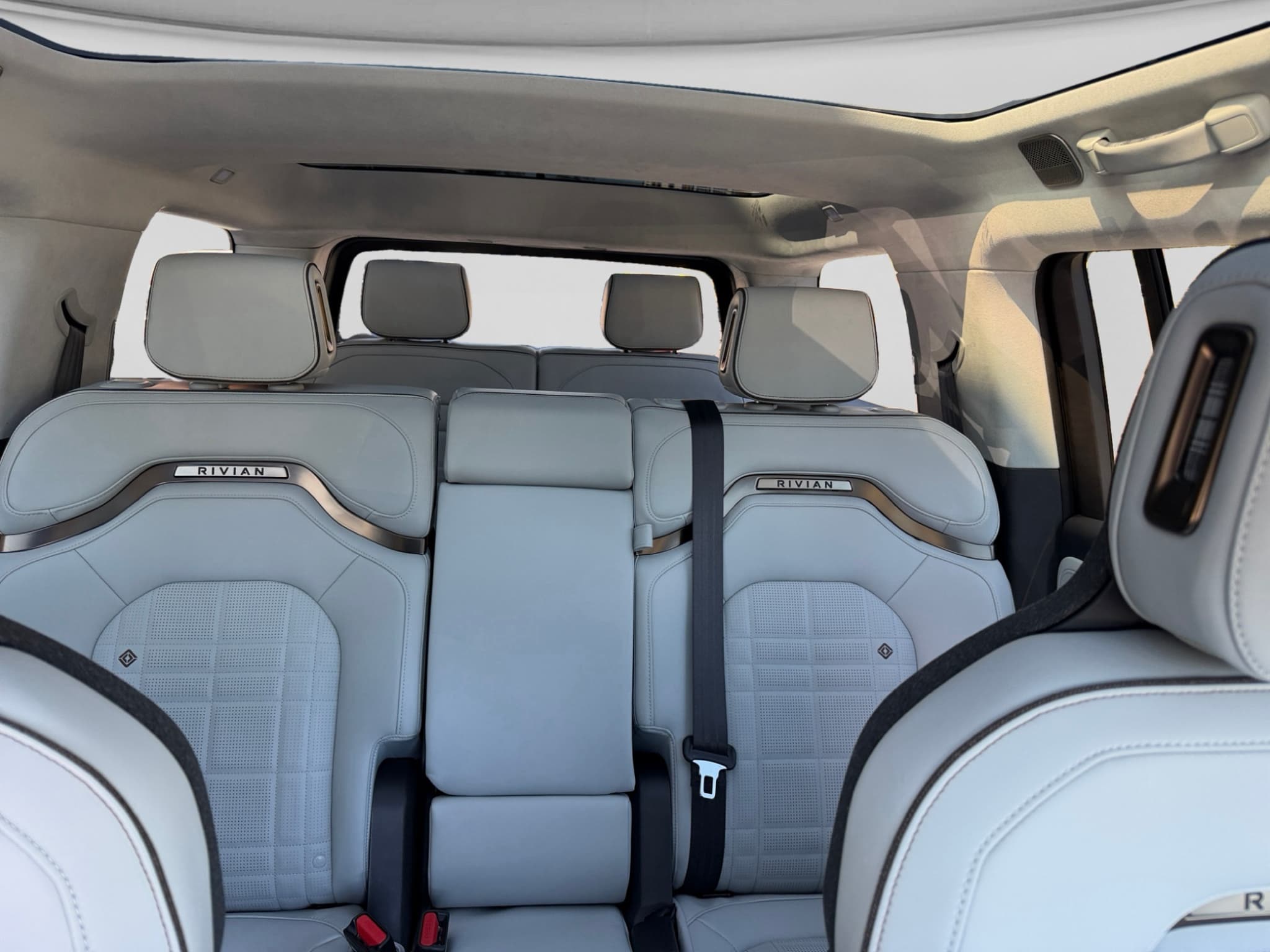 2026 Rivian R1S view 22