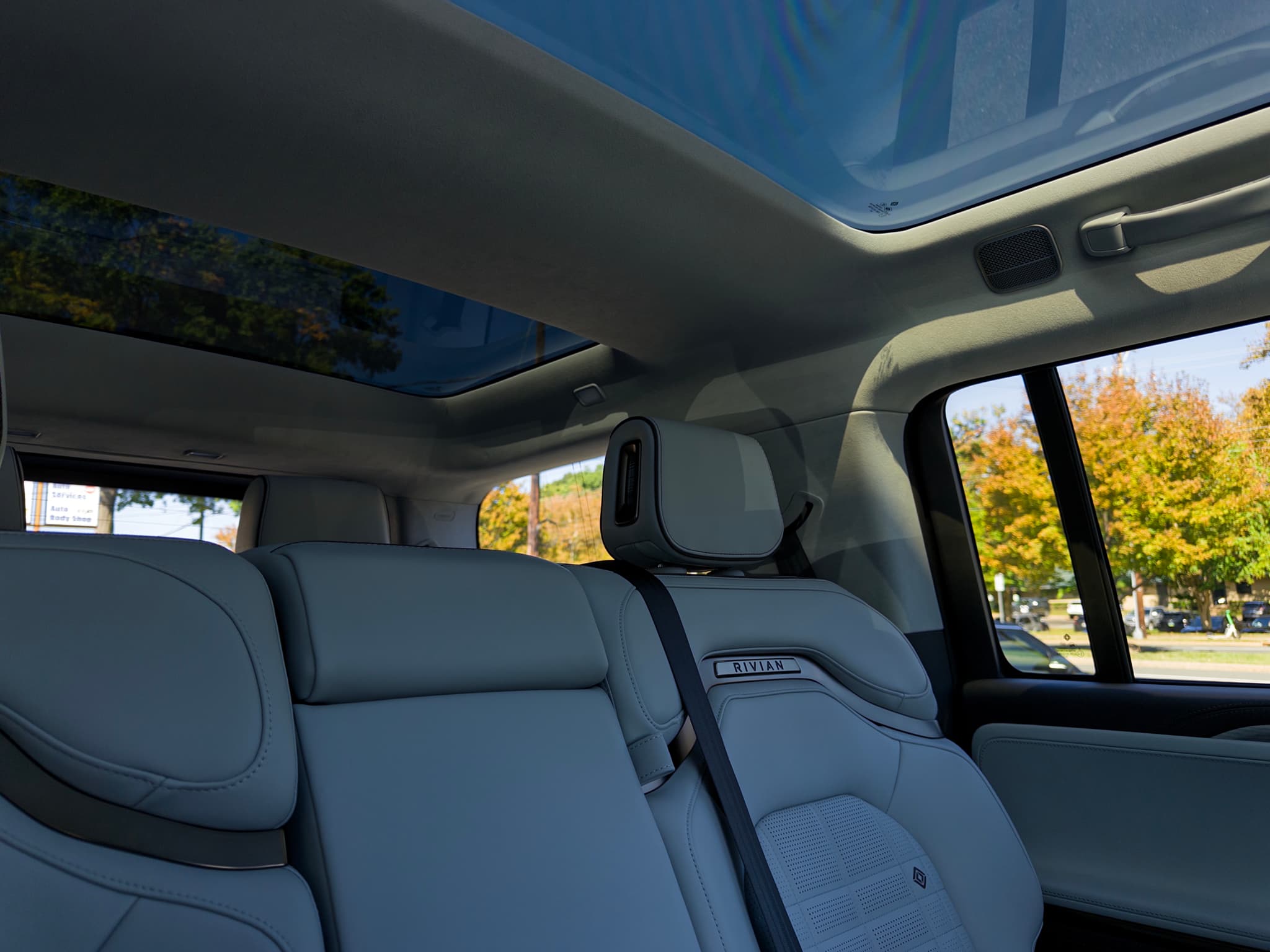 2026 Rivian R1S view 26