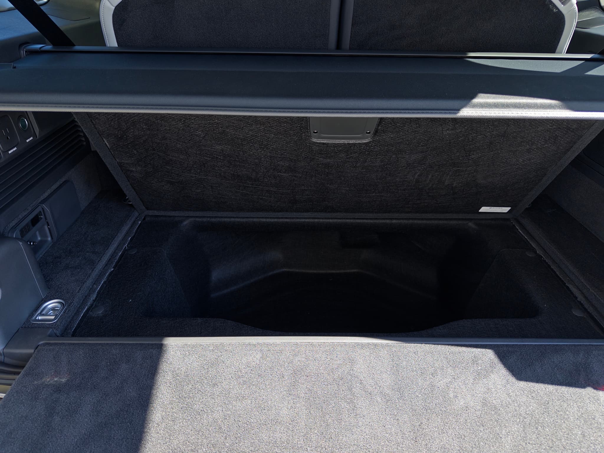 2026 Rivian R1S view 29