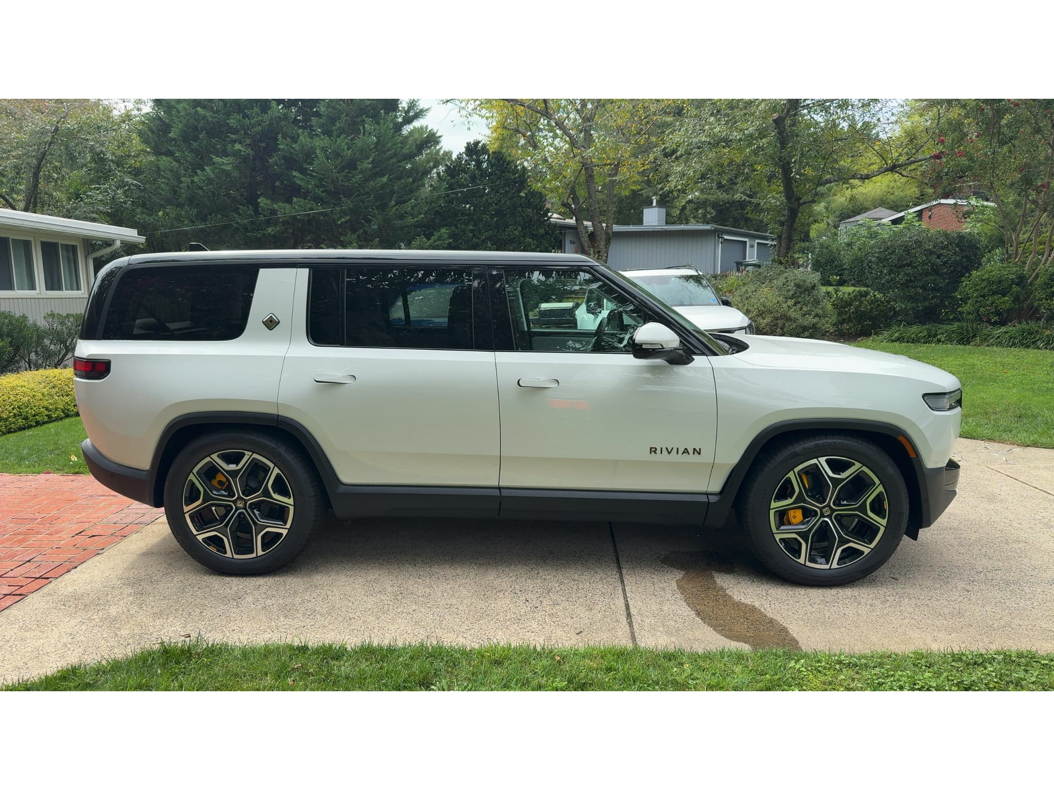 2026 Rivian R1S view 3