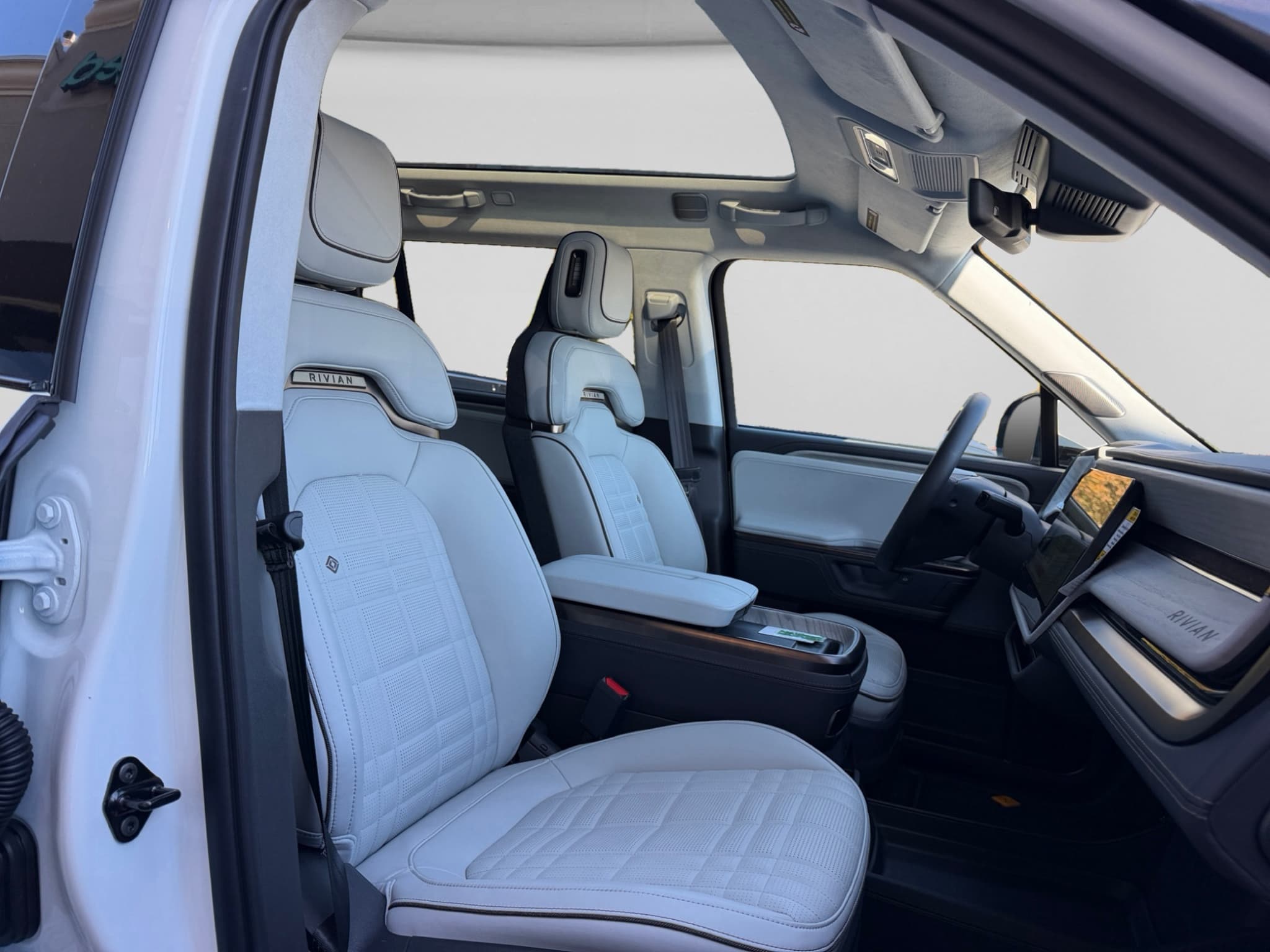 2026 Rivian R1S view 18