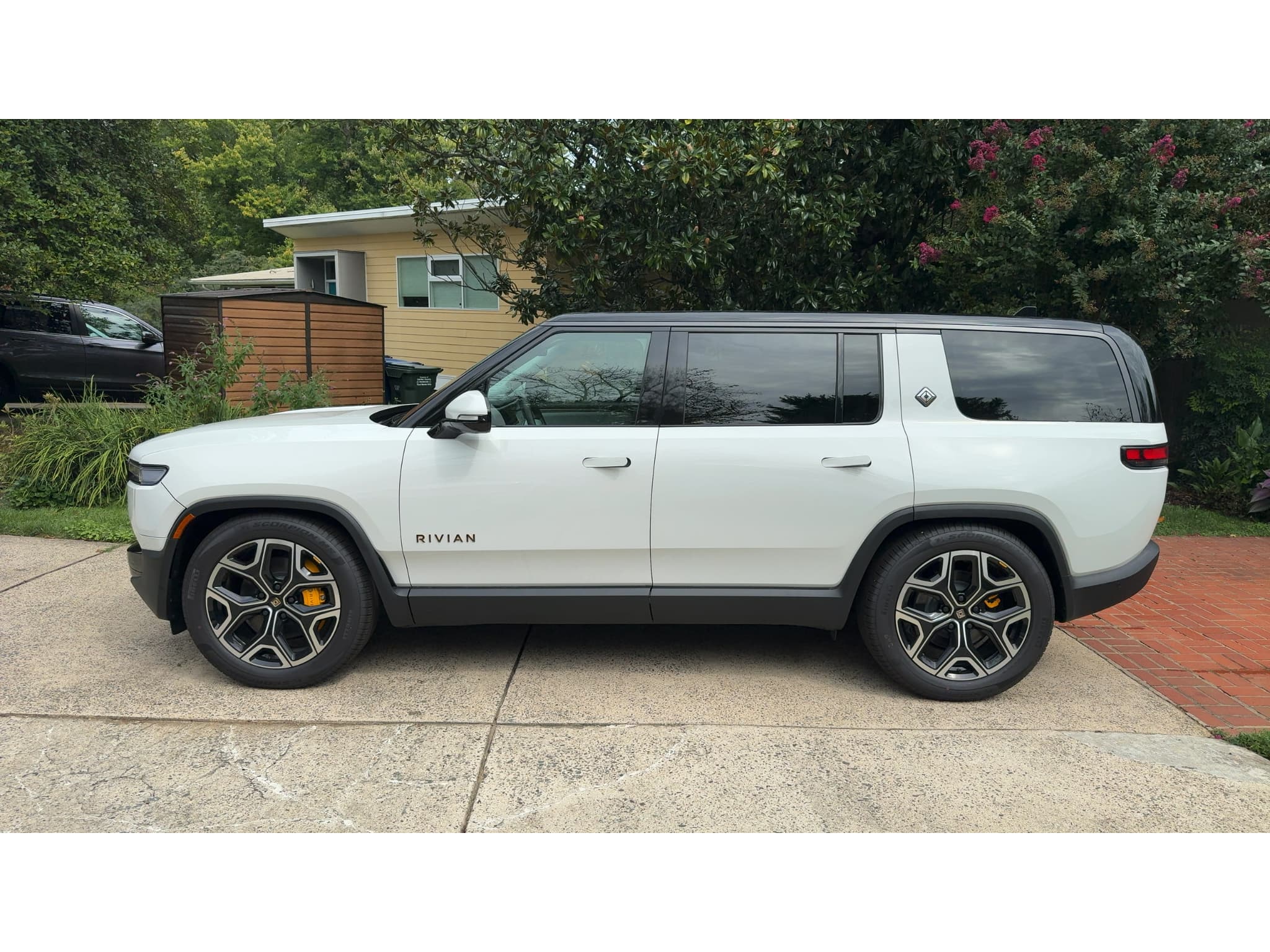 2026 Rivian R1S view 2
