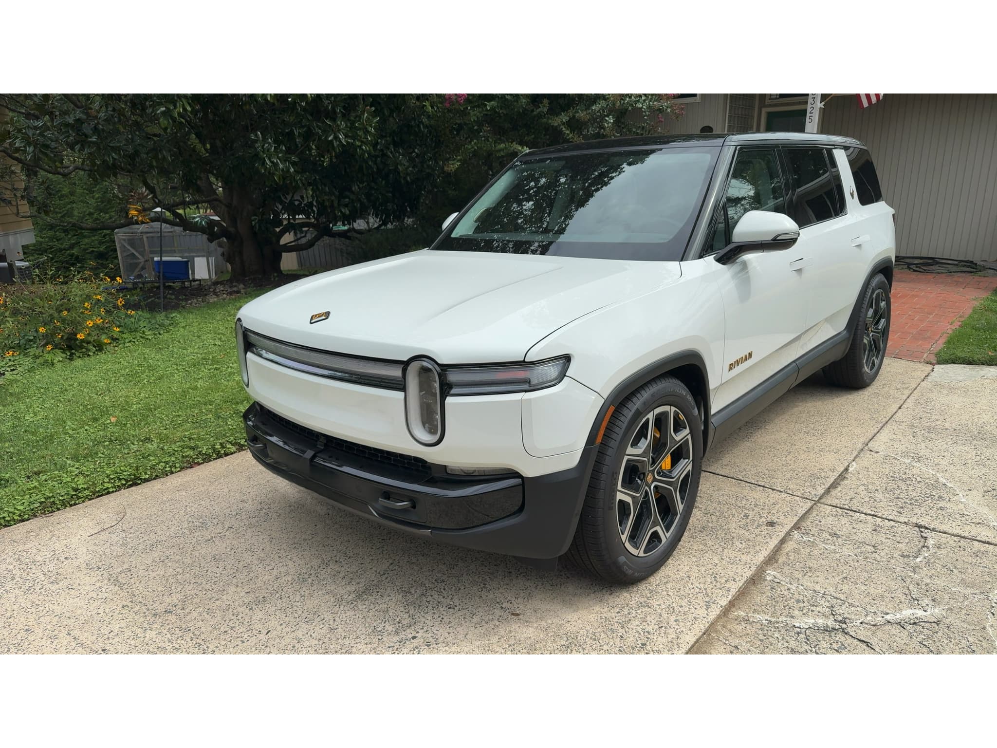 2026 Rivian R1S view 1