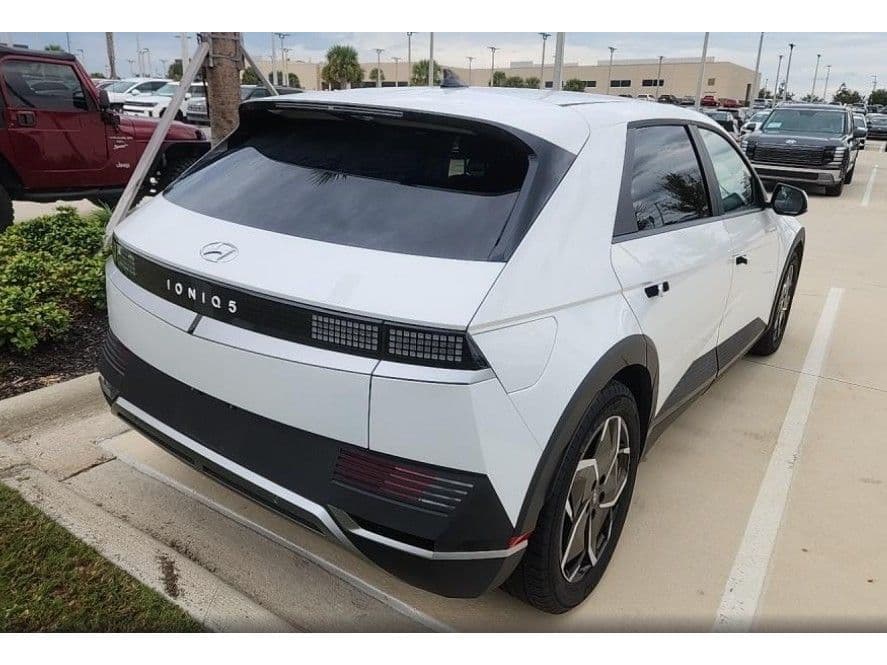 2022 Hyundai IONIQ 5 view 2