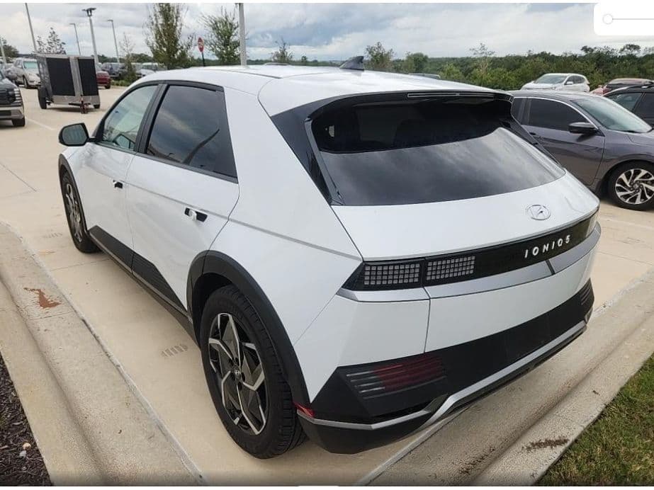 2022 Hyundai IONIQ 5 view 4