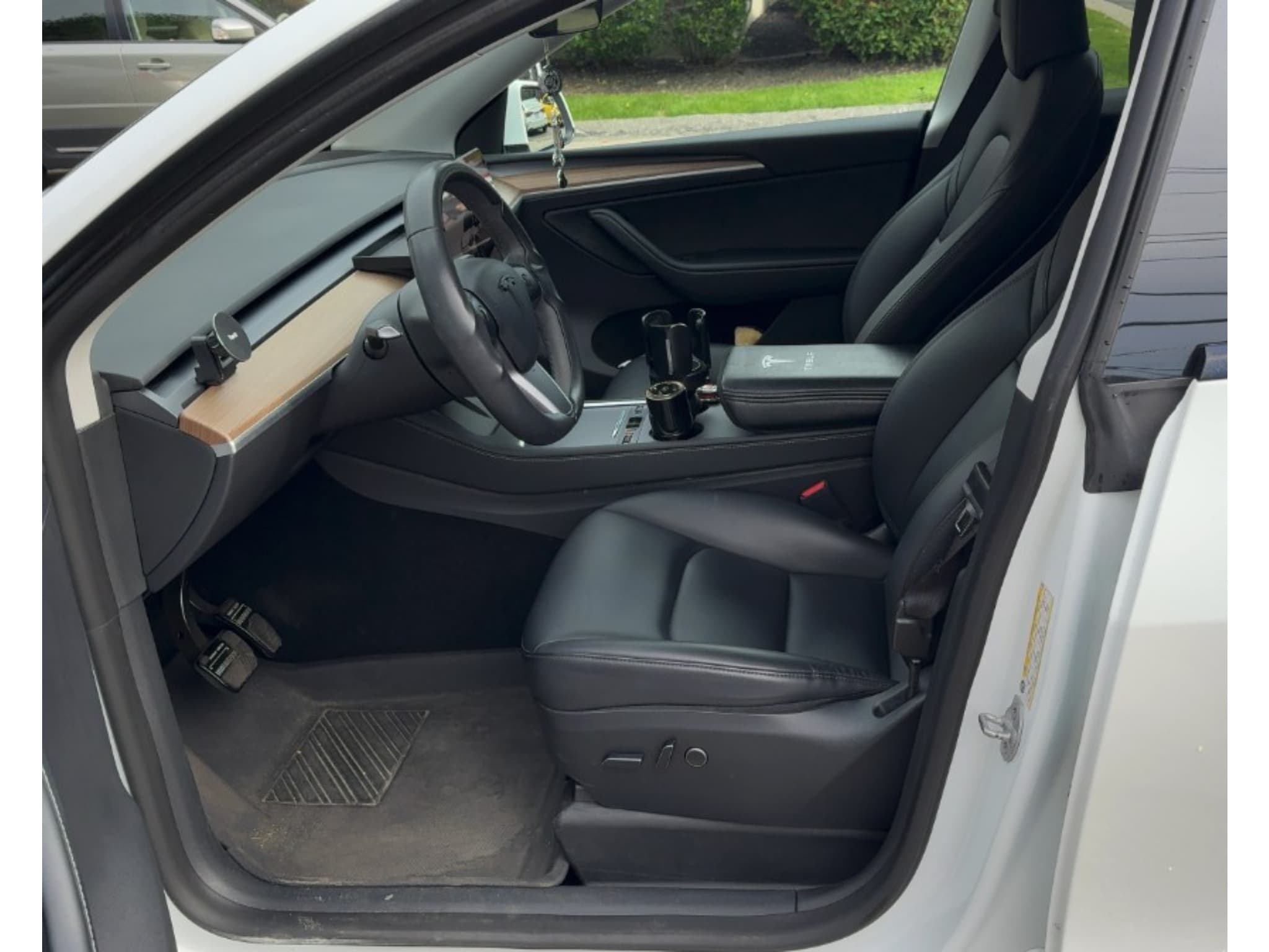 2023 Tesla Model Y view 5