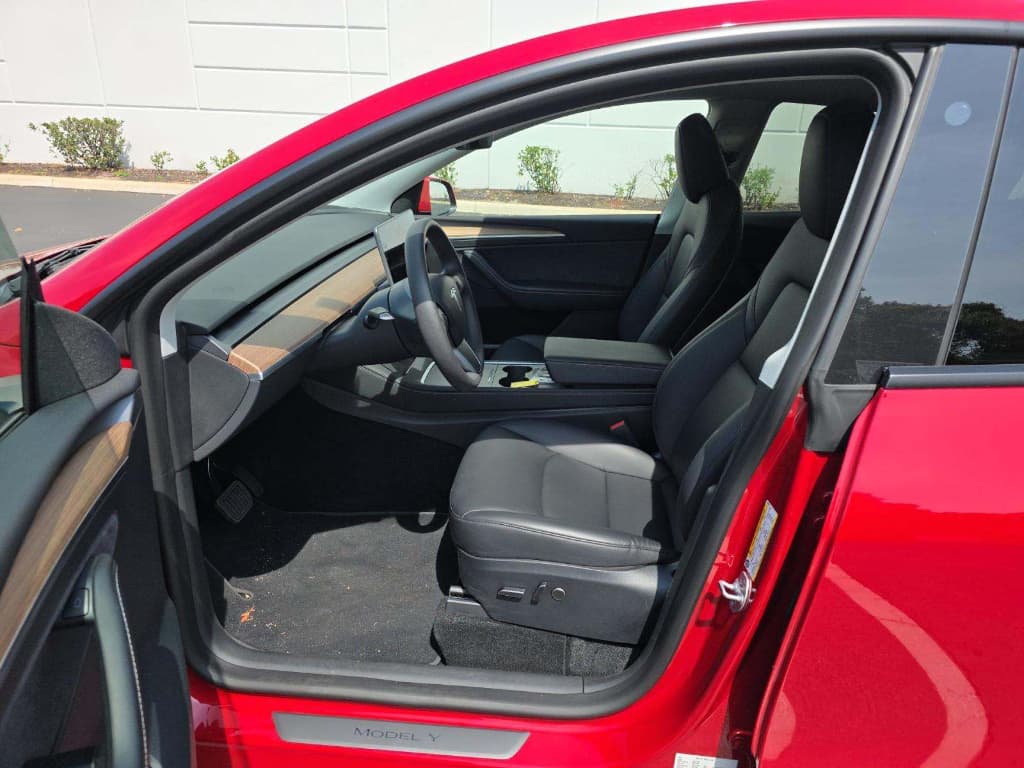 2023 Tesla Model Y view 4