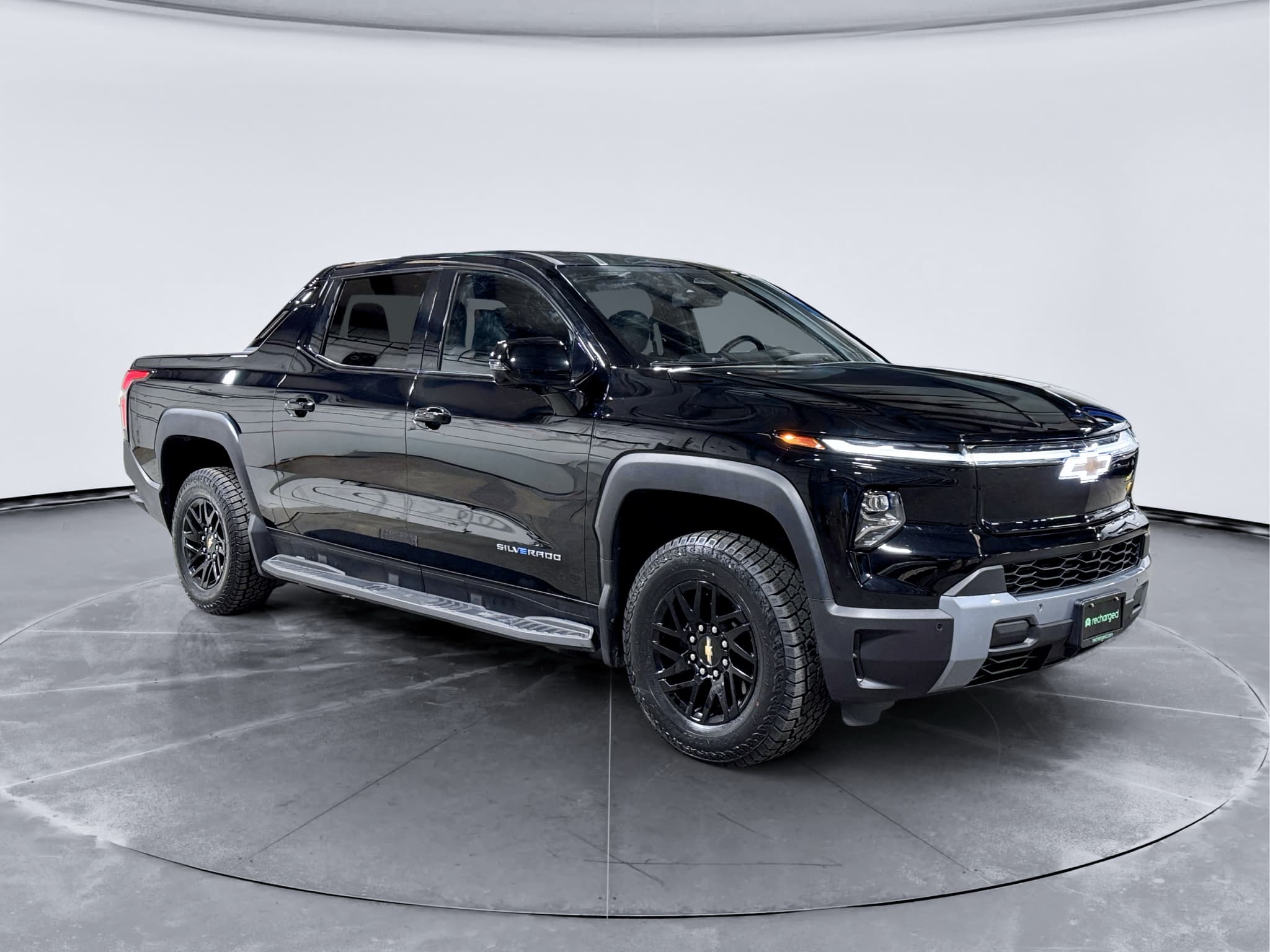 2025 Chevrolet Silverado EV view 4