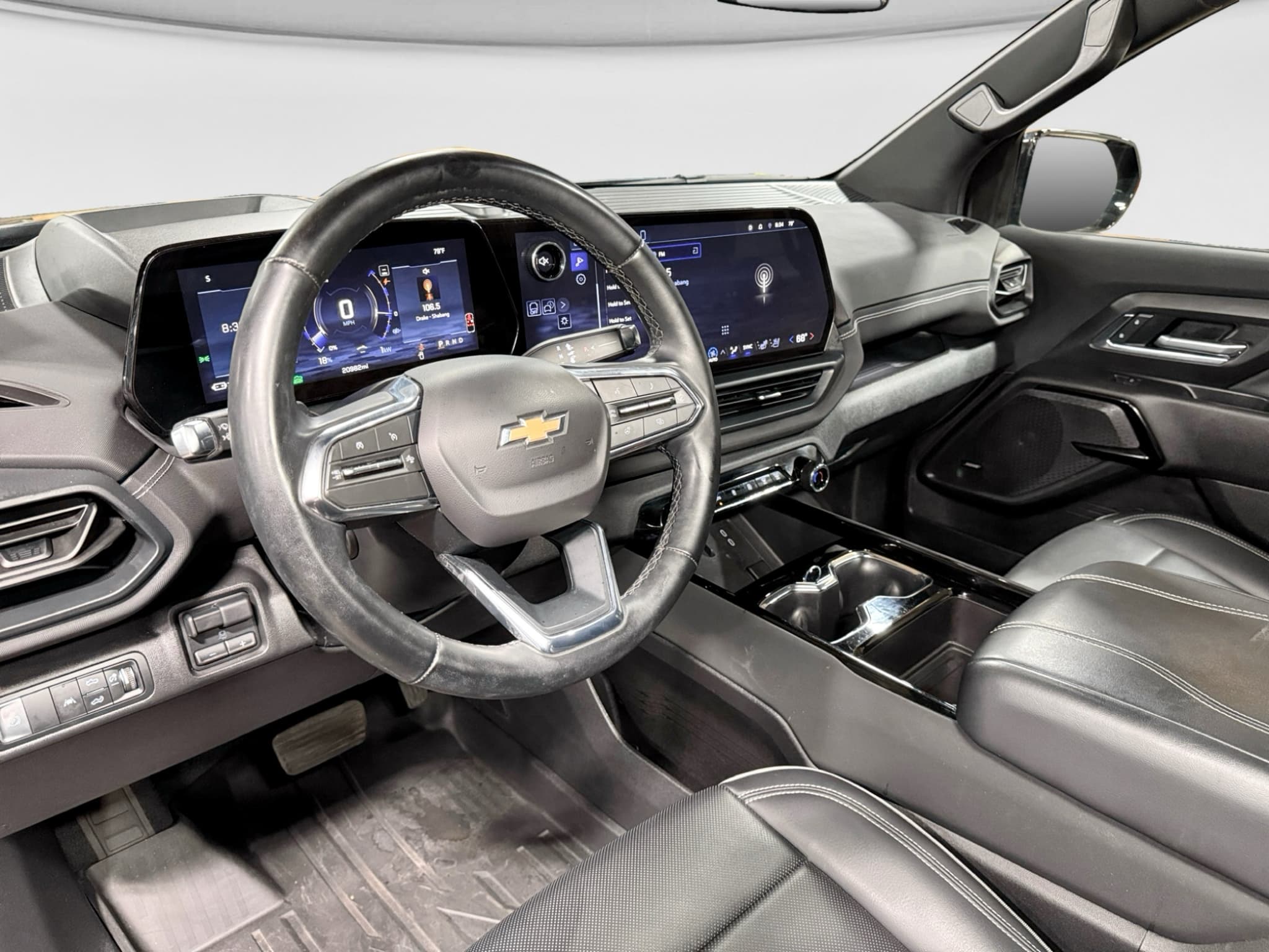2025 Chevrolet Silverado EV view 17