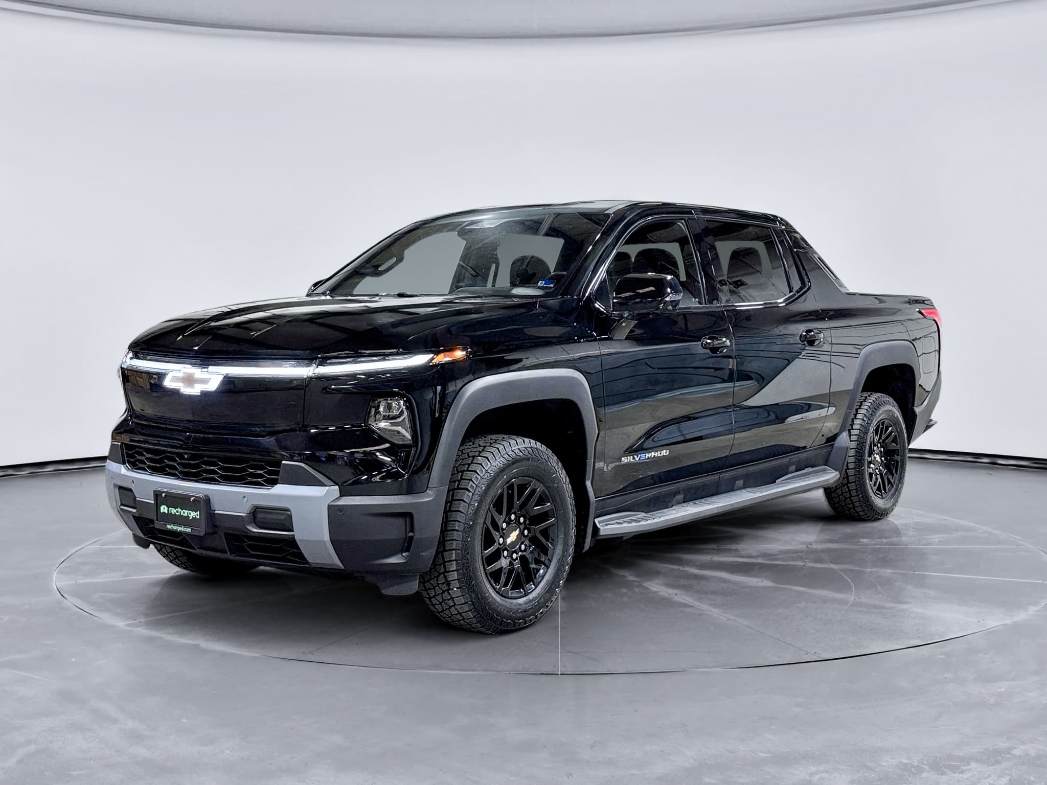 2025 Chevrolet Silverado EV view 1