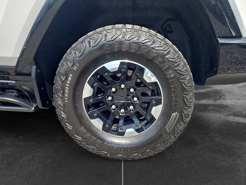 2022 GMC Hummer EV view 28