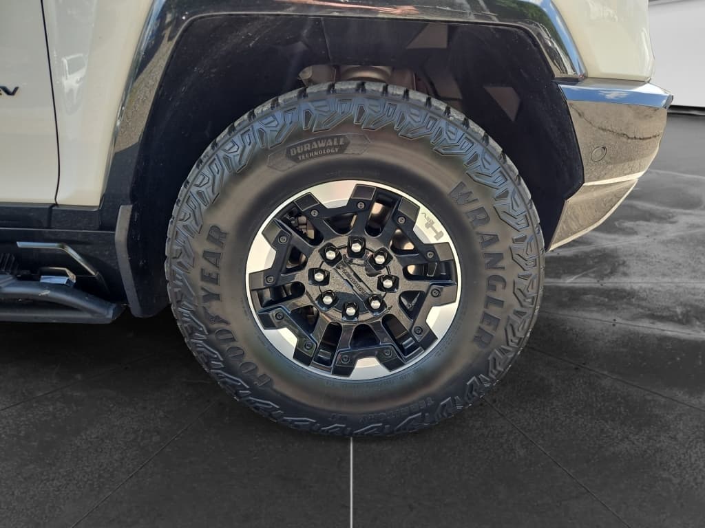 2022 GMC Hummer EV view 32
