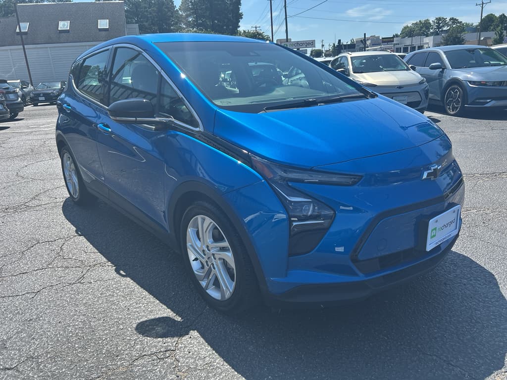 2022 Chevrolet Bolt EV view 4