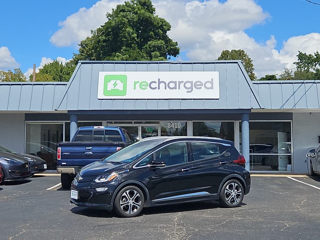 2021 Chevrolet Bolt EV view 1