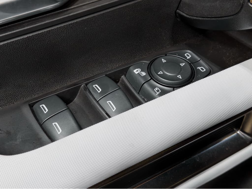 2025 GMC Hummer EV Pickup view 7