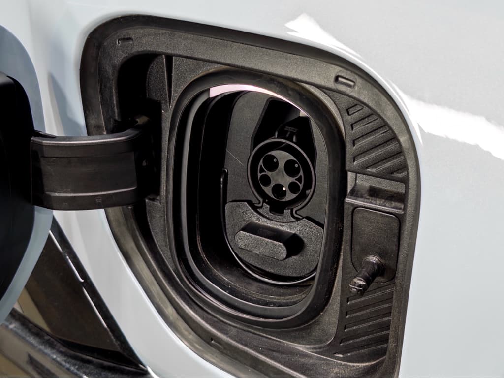 2025 GMC Hummer EV Pickup view 5